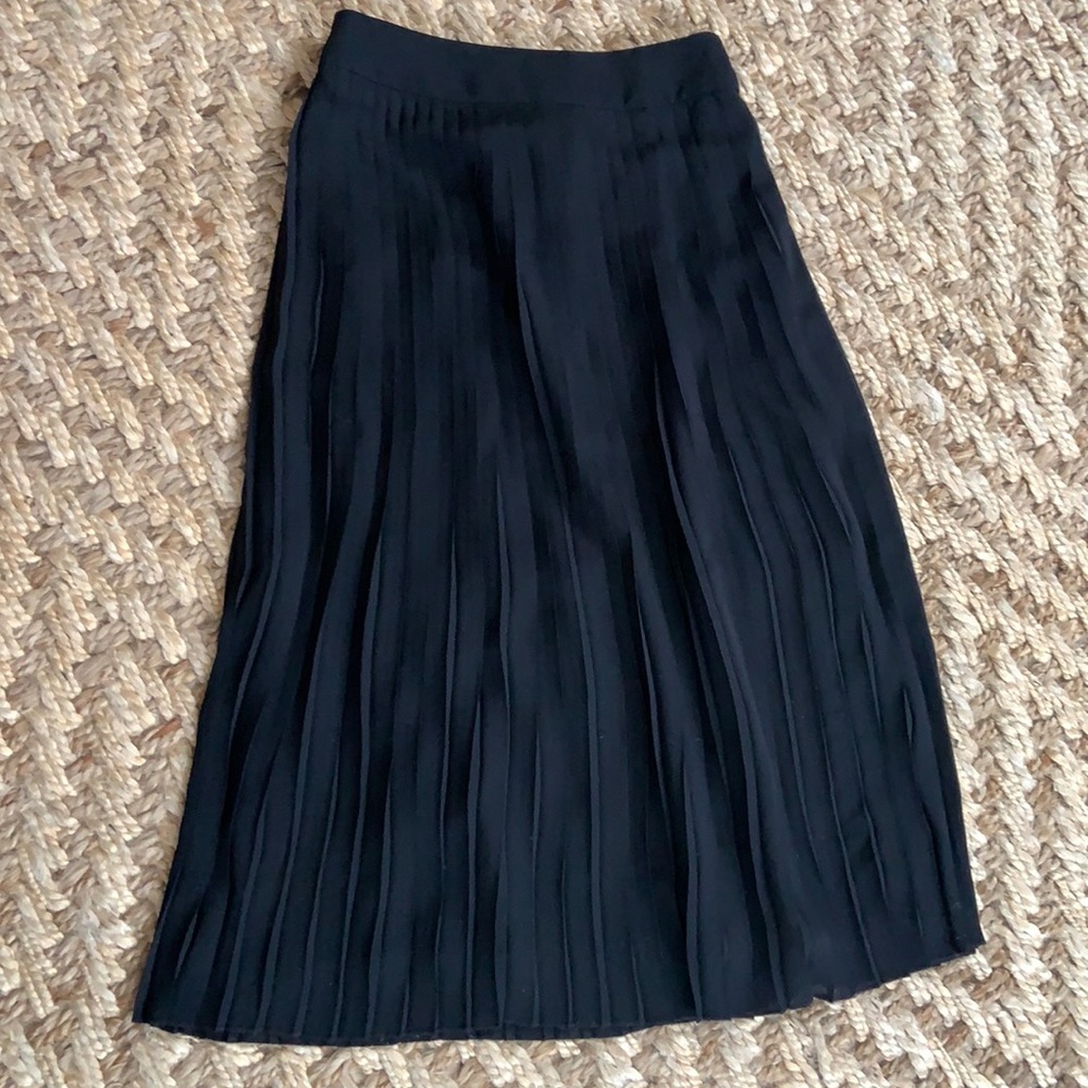JCrew black skirt, size 00. NWT. Hits mid calf.